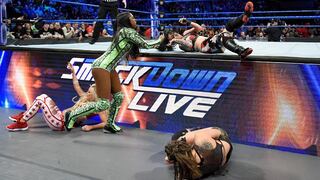WWE: así fue la paliza que le dio Naomi al Riott Squad en su vuelta al ring [VIDEO]