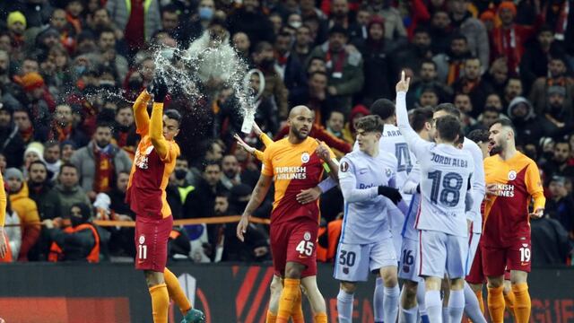 Respondió con un pelotazo: Jordi Alba sufrió el ataque de la tribuna en Barcelona vs. Galatasaray