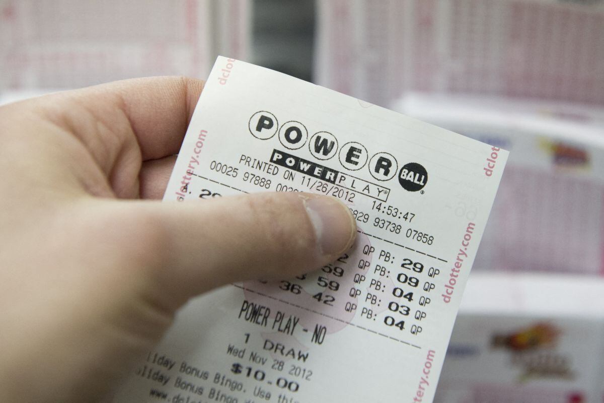 Un billete de lotería Powerball en una tienda de conveniencia en Washington el 26 de noviembre de 2012 (Foto: Saúl Loeb / AFP)