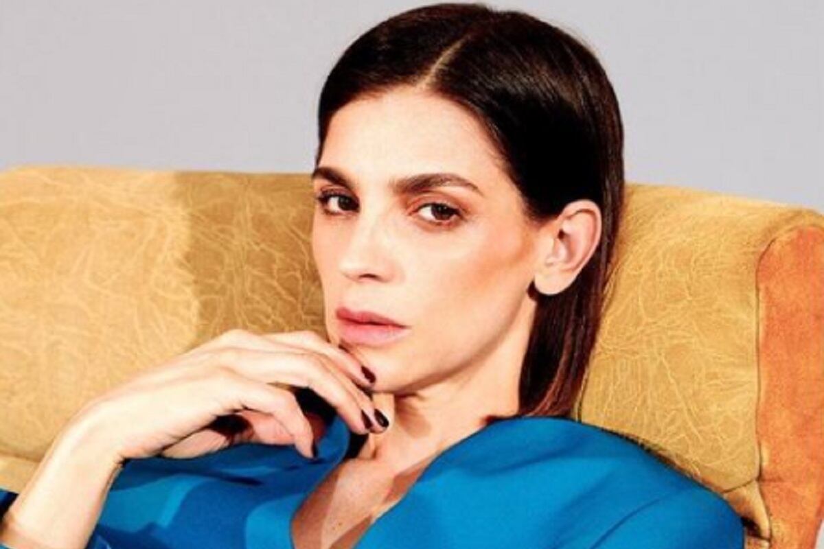 La actriz posando con un vestido turquesa (Foto: Irene Azuela / Instagram)