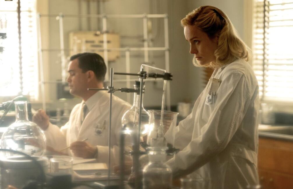 Al inicio de "Lecciones de química", Elizabeth Zott trabajaba como asistente de laboratorio (Foto: Apple Studios)