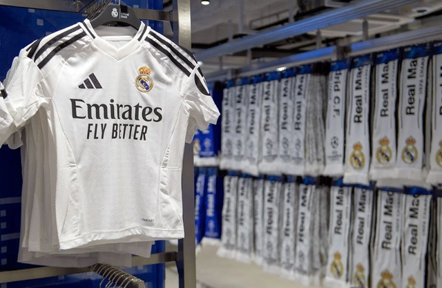 El club blanco presentó de forma oficial su nueva camiseta. Con las franjas de los hombros regresando al negro, como el logotipo de su marca deportiva, Adidas, y la línea del cuello en forma de V. (Foto: Real Madrid.com)