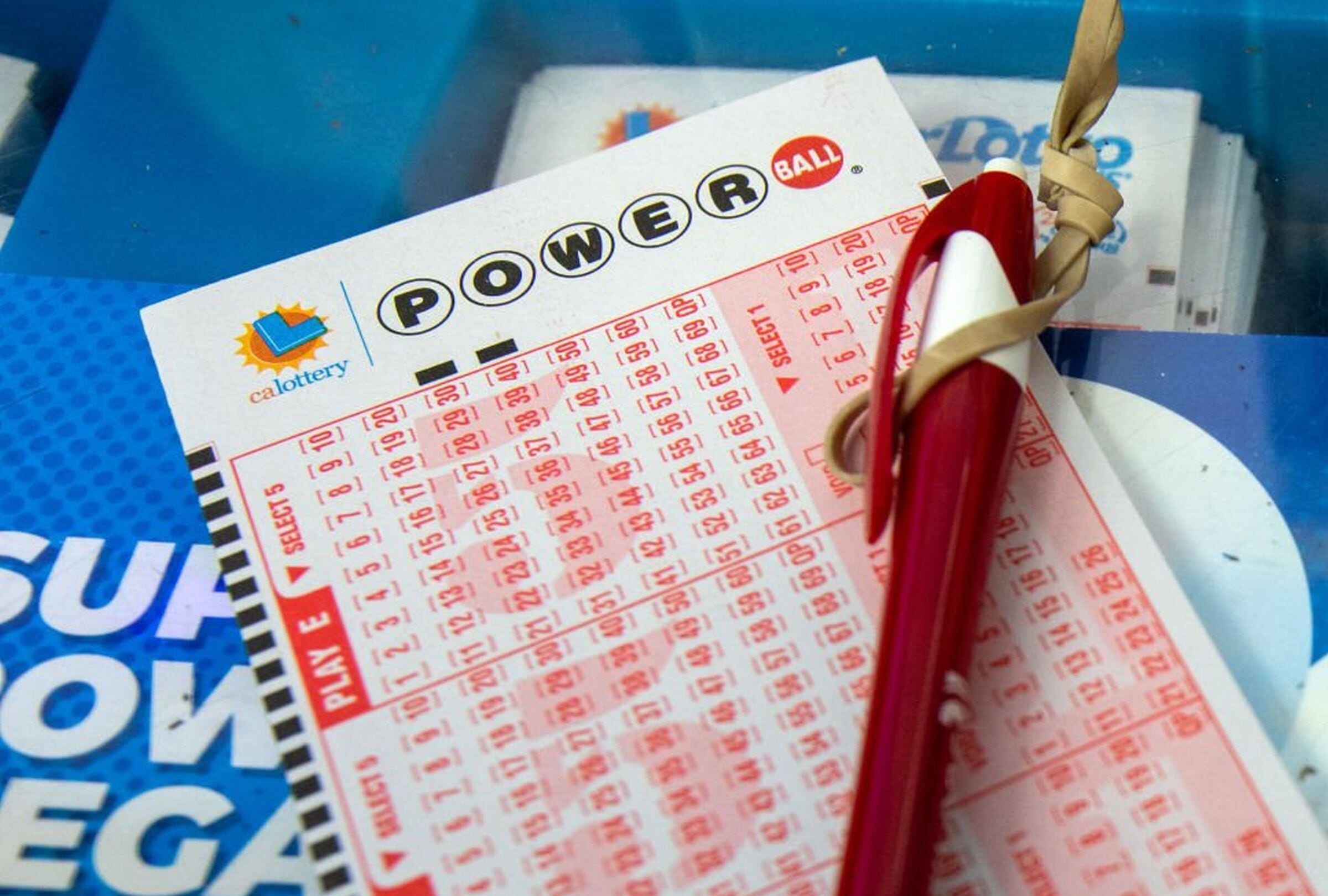 Resultados del Powerball del 22 de septiembre de 2025, con los números ganadores del jackpot de 113 millones de dólares en EE.UU. (Foto: Francine Orr / Getty Images)