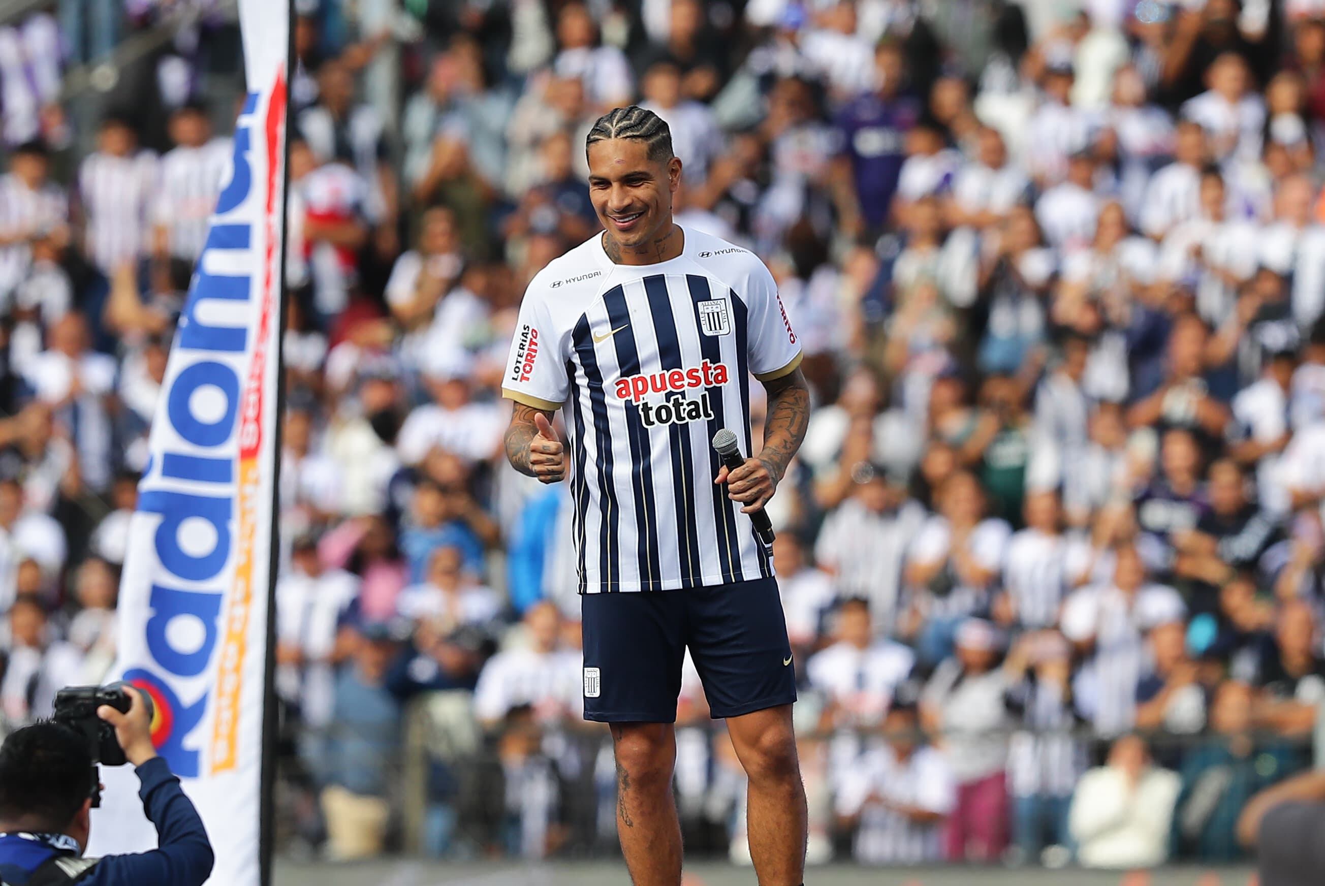 Paolo Guerrero fue presentado en Alianza Lima ante más de 30 mil hinchas. (Foto: Jesús Saucedo/@photo.gec)