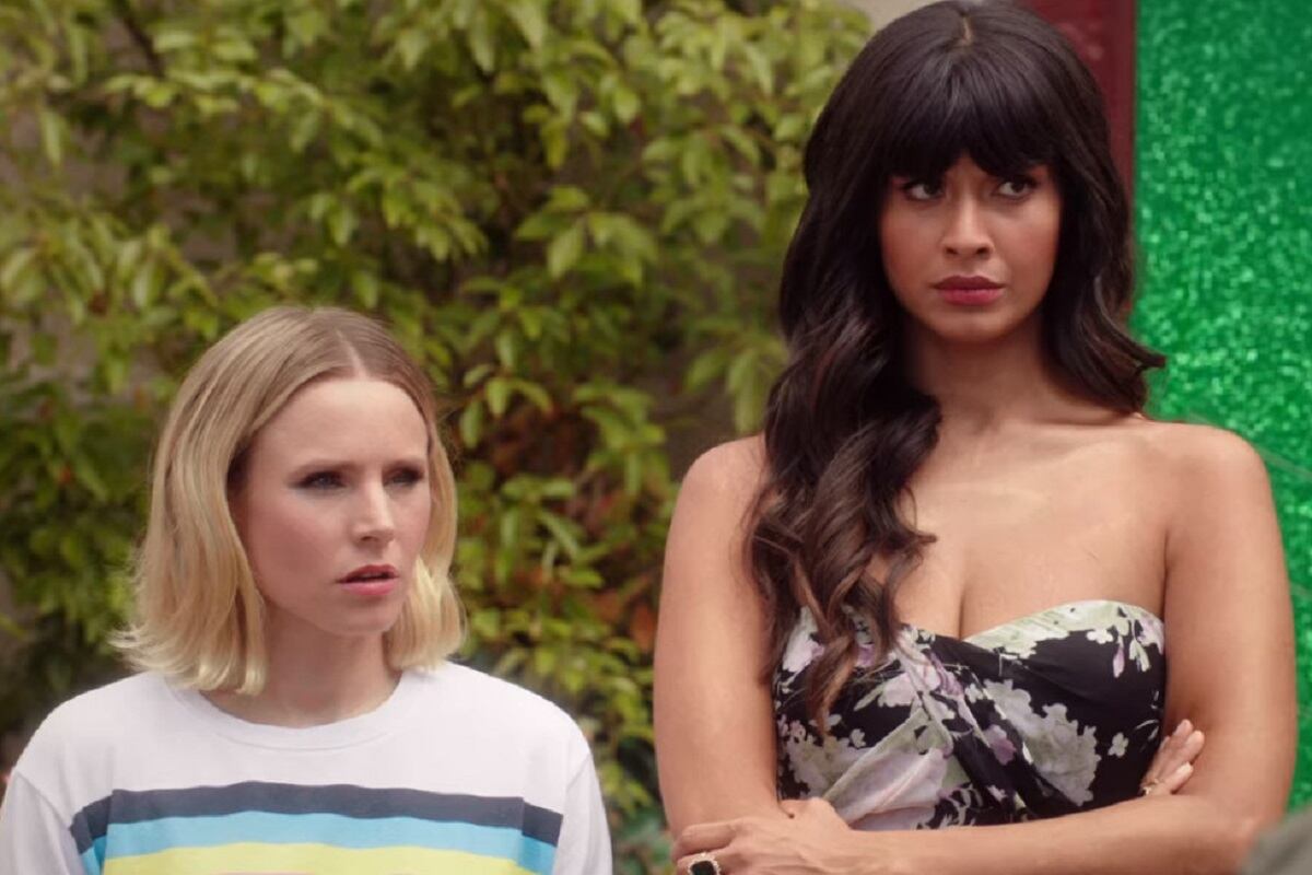 Jameela Jamil como Tahani Al-Jamil junto a Eleanor Shellstrop (Kristen Bell) en la serie "The Good Place" (Foto: NBC)