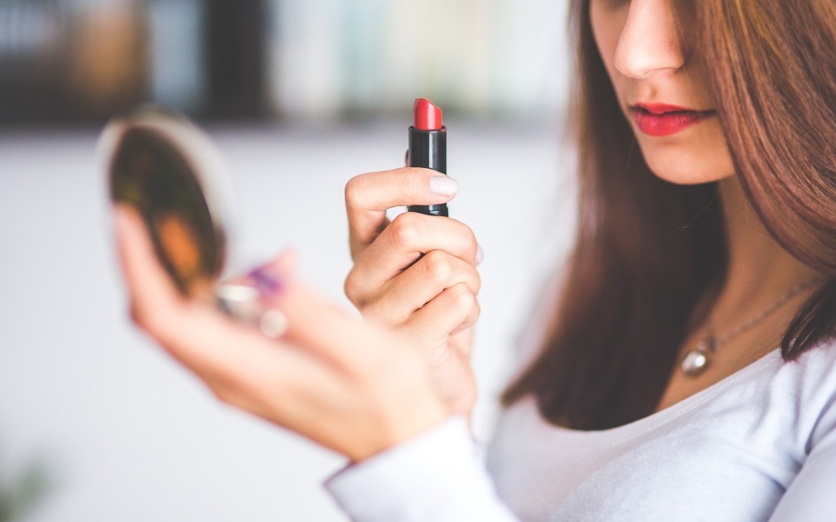 VIDEO VIRAL: muestra el efecto de un relleno de labios que recibió gratis y sorprende en redes. (Foto referencial: kaboompics / Pixabay)