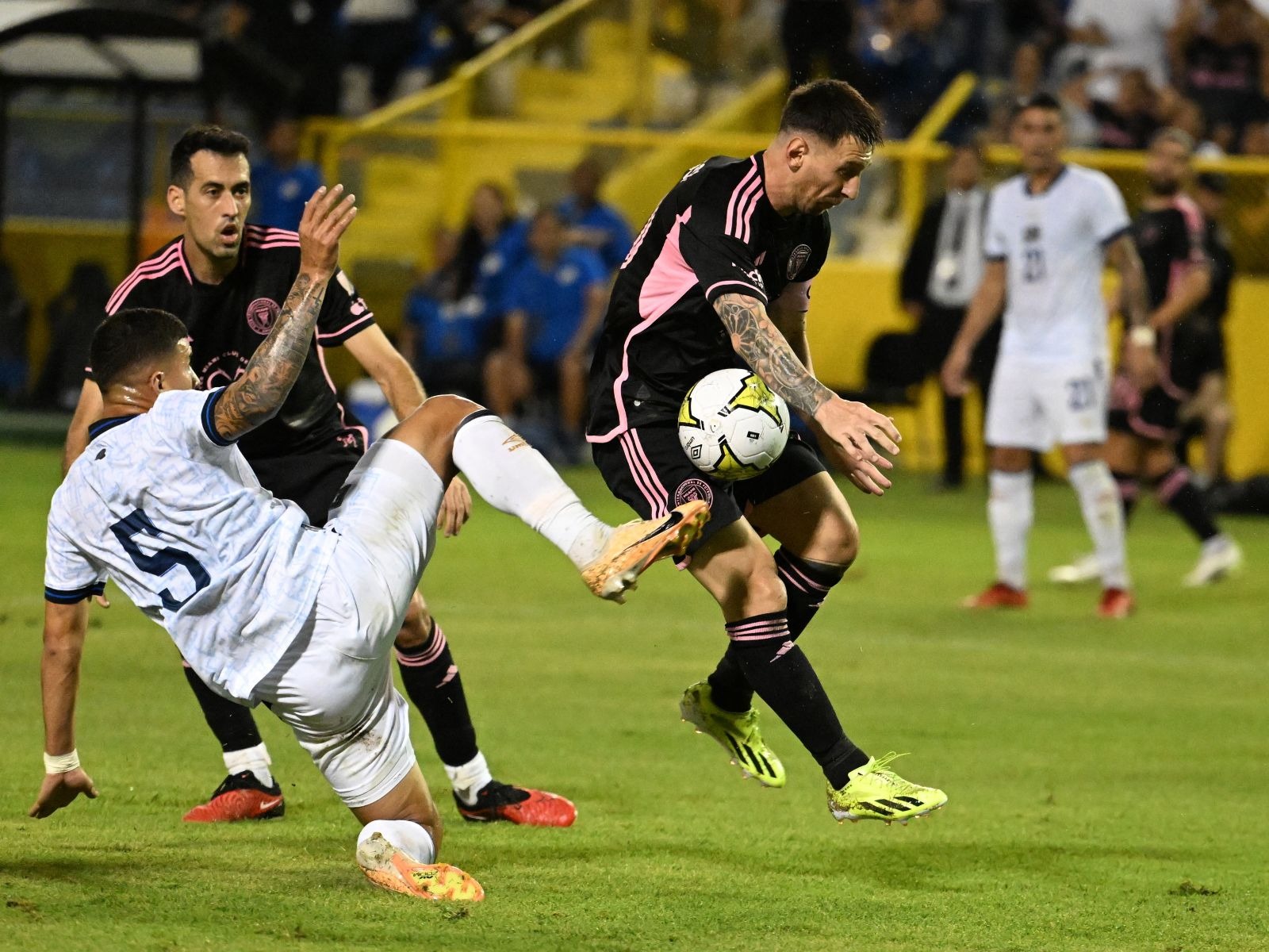 Inter Miami igualó por 0-0 frente a la selección de El Salvador, en el Estadio Cuscatlán de San Salvador | Foto: AFP