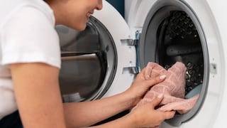 ¿Lavas tu ropa de entrenamiento en la lavadora? Un experto advierte que hacerlo no la deja del todo limpia