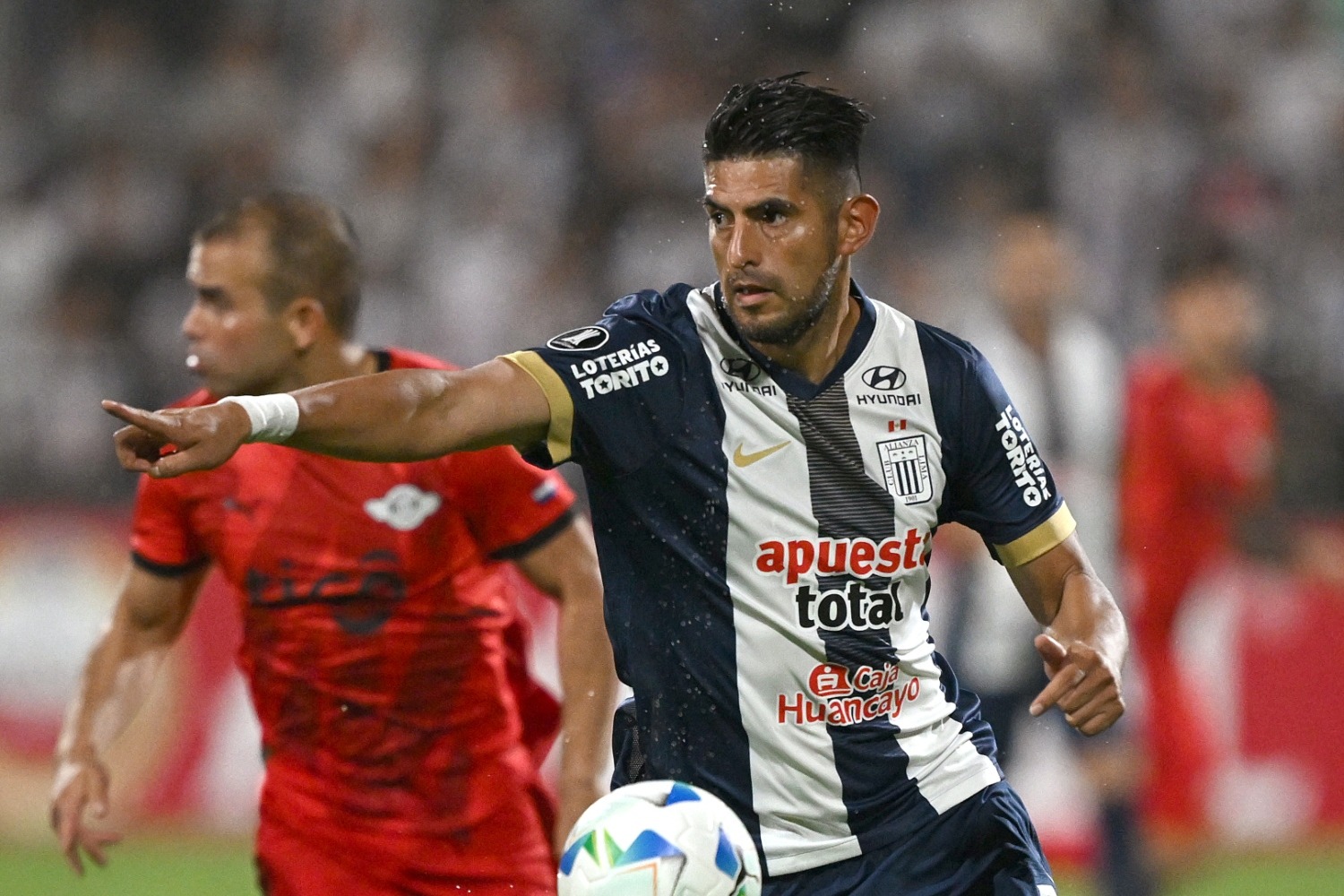 Carlos Zambrano volverá a ser titular en Alianza Lima tras perderse un partido por expulsión. (Foto: AFP)