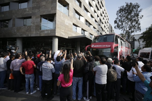 Con la indumentaria retro, la Selección Peruana partió rumbo al aeropuerto, para viajar a La Paz y disputar las Eliminatorias. (Foto: César Bueno @photo.gec)