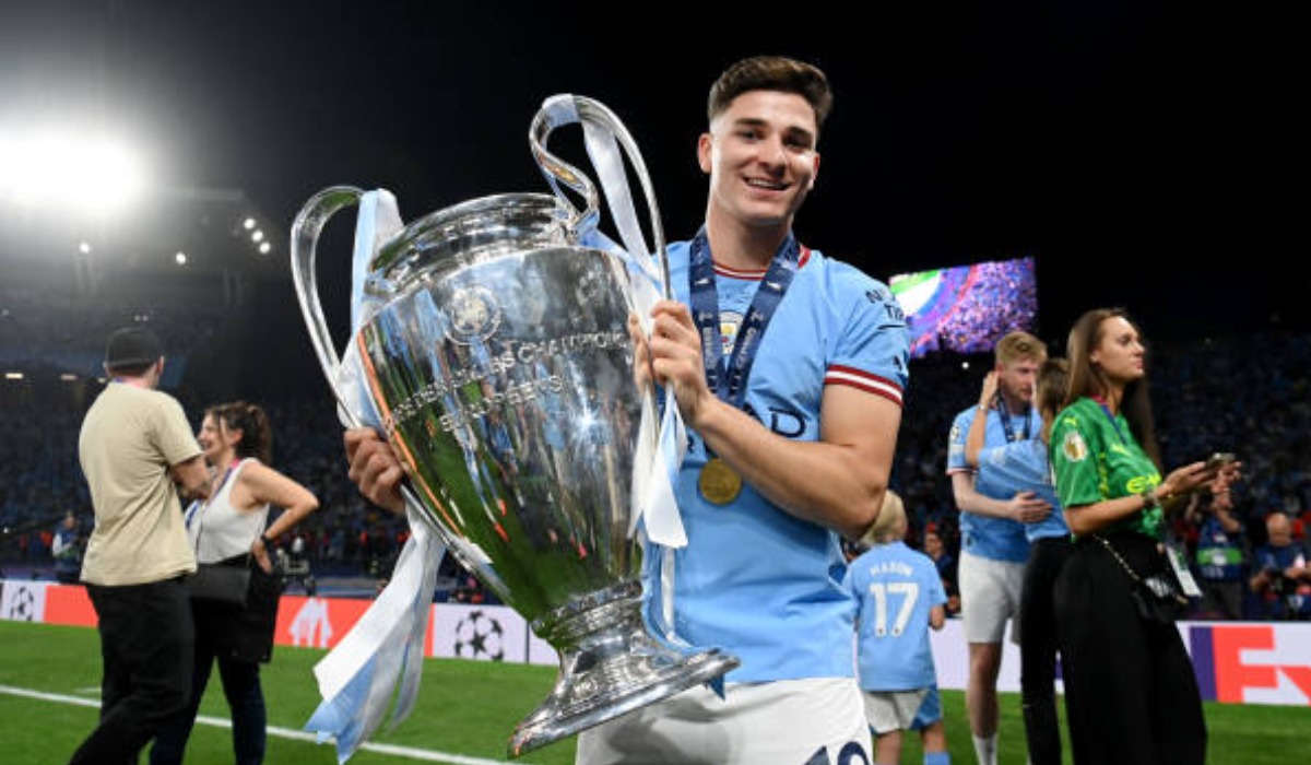 Julián Álvarez alzo el trofeo de Champions League con Manchester City. (Foto: Getty Images)