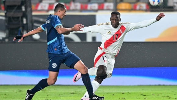 Luis Advíncula ingresó en el segundo tiempo ante Paraguay. (Foto: AFP)