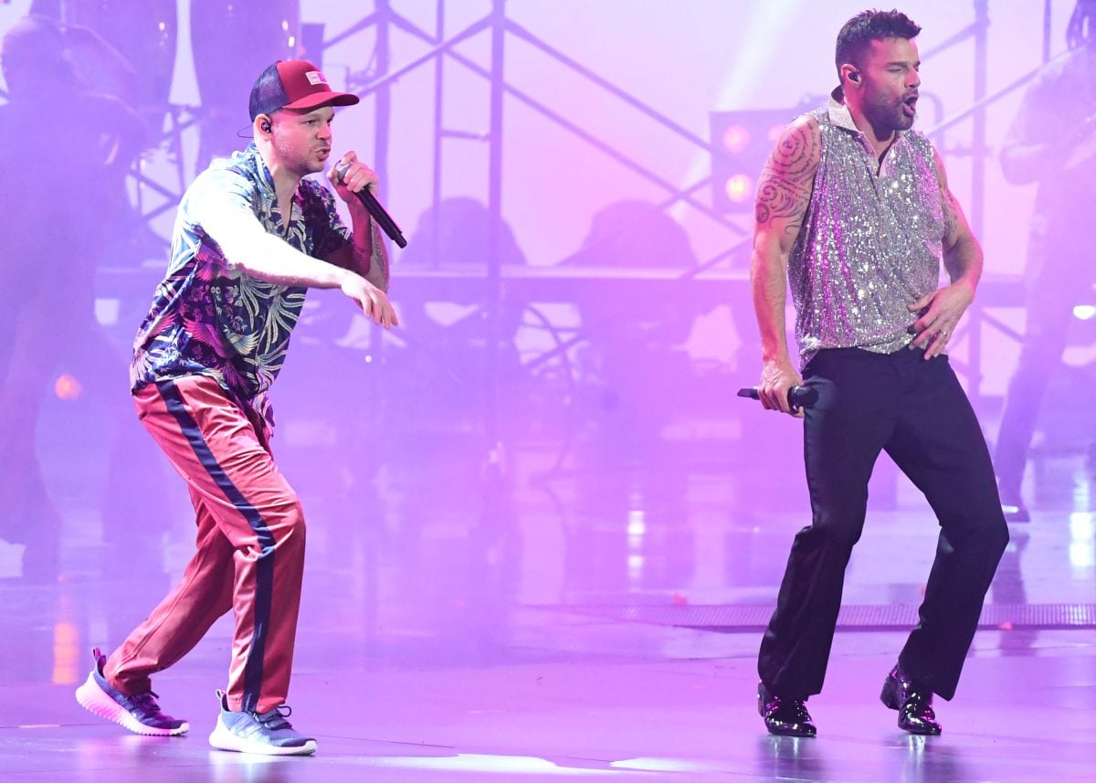 Residente y Ricky Martin compartiendo escenario durante los Latin Grammy Awards 2019 (Foto: AFP)