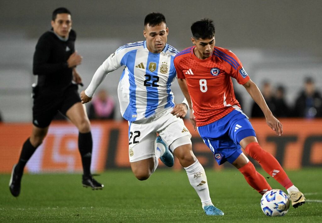 Chile perdió por 3-0 ante Argentina en la fecha 7 de las Eliminatorias 2026. (Foto: AFP)