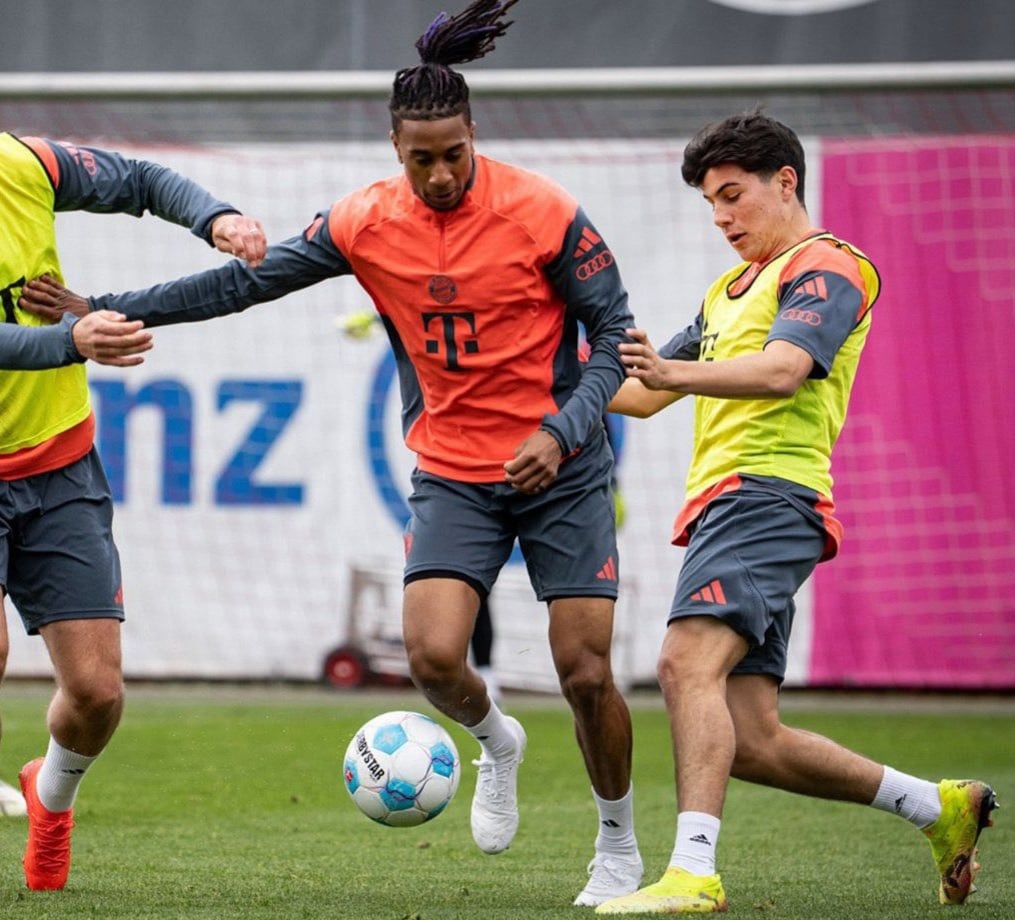Felipe Chávez entrena con el primer equipo del Bayern Munich. (Foto: @FCBayernXtra)