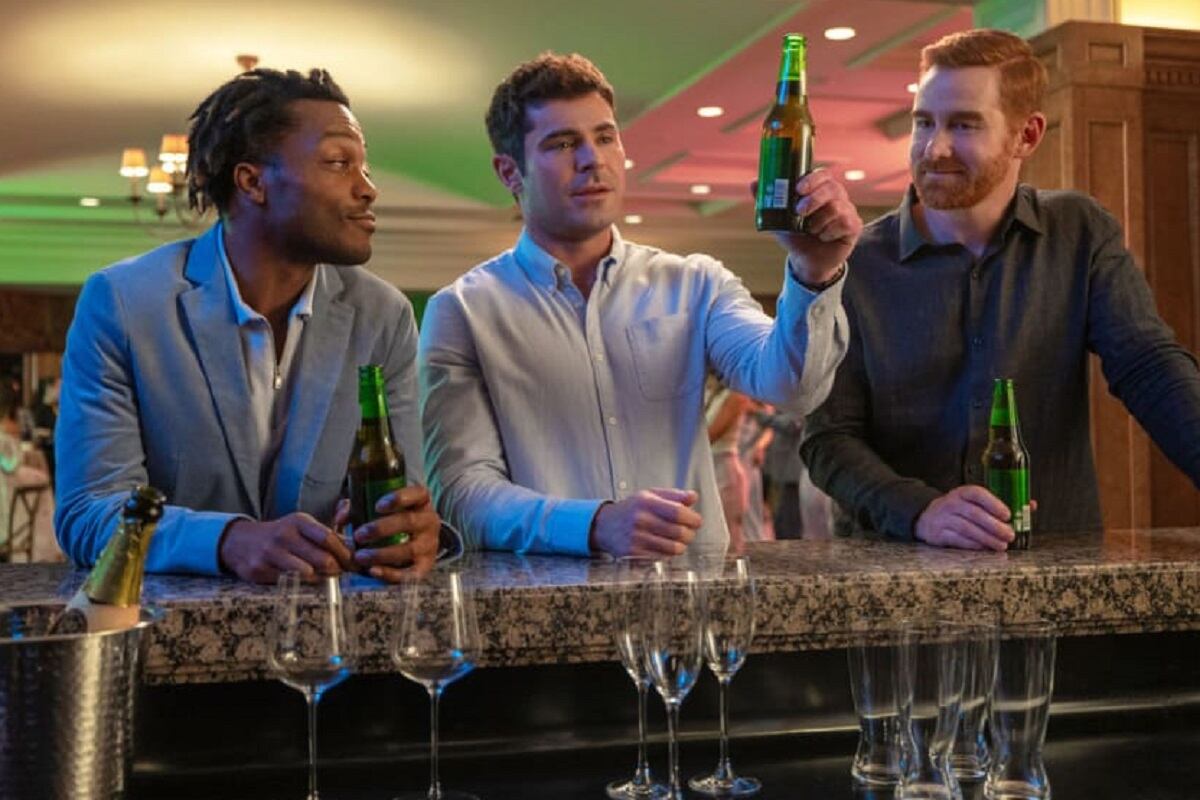 Wes (Jermaine Fowler), Dean (Zac Efron) y JT (Andrew Santino) utilizan a su falso amigo Ricky para irse de fiesta en la película "Ricky Stanicky"(Foto: Amazon Prime Video)