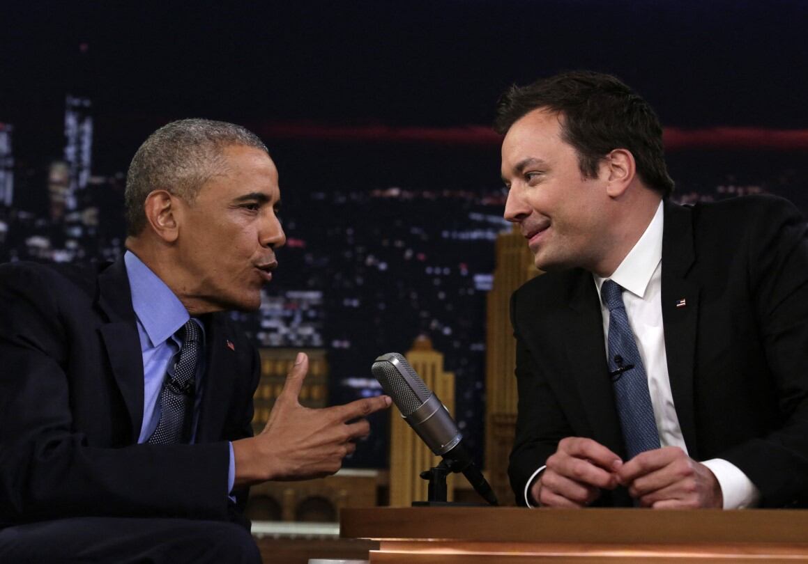 Jimmy Fallon cuando entrevistó a Barack Obama (Foto: AFP)