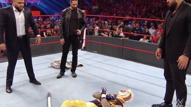 ¡Con puros golpes y un pisotón! Seth Rollins y AOP le dieron una paliza a Rey Mysterio en Raw [VIDEO]