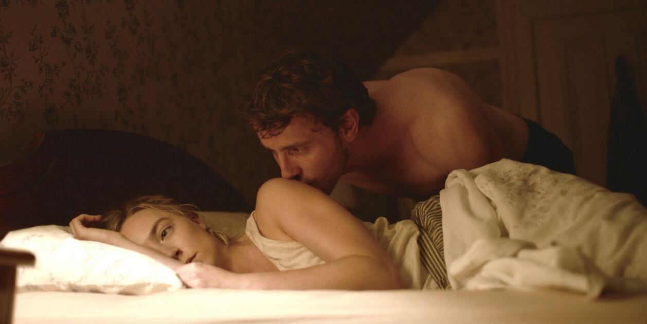 Junior es reemplazado con un robot para hacerle compañía a Hen en "Foe" (Foto: Amazon Studios)