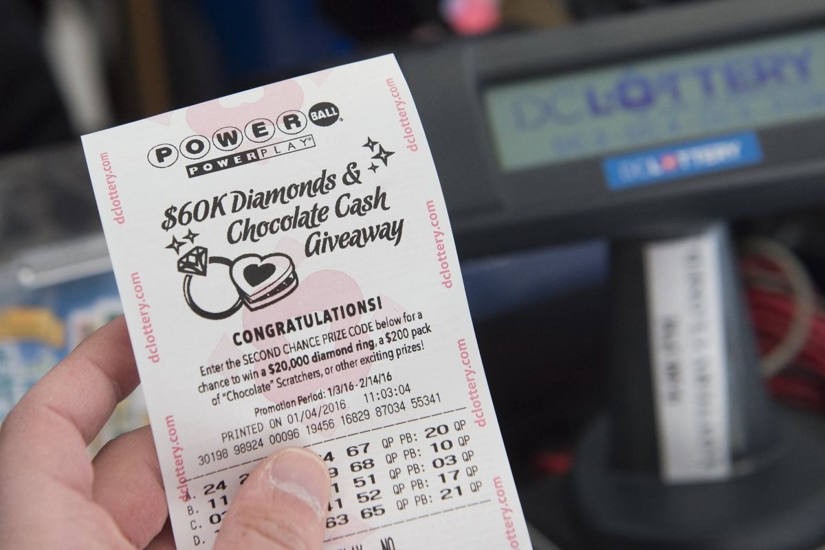 Licorería vendió el único boleto ganador de los 1.7 billones de dólares del Powerball (Foto: Saúl Loeb / AFP)