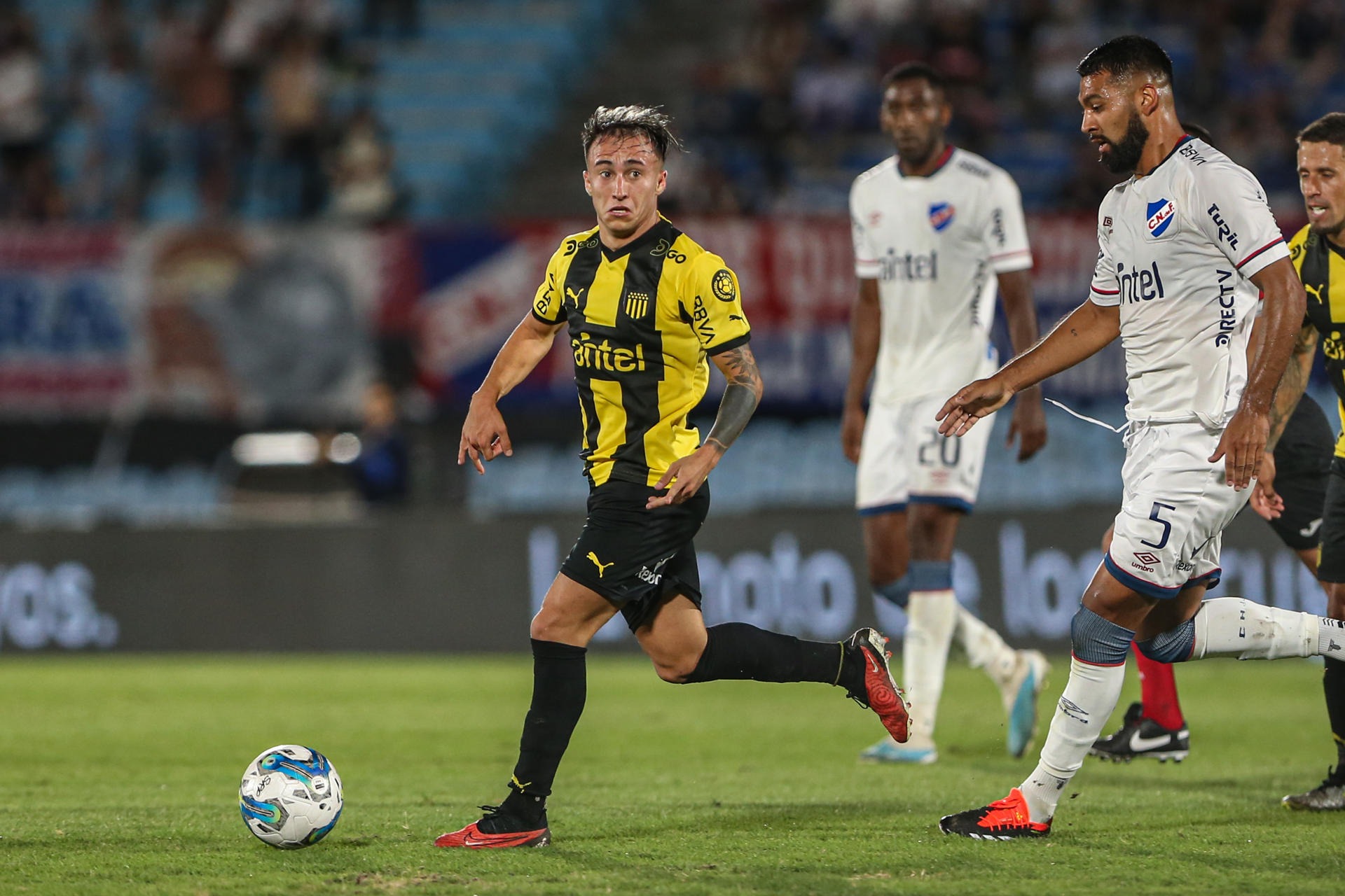 Nacional vs. Peñarol en el Clásico por Serie Río de La Plata. (Foto: EFE)