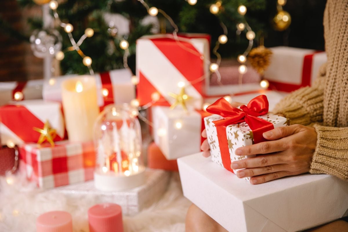 FRASES |Si todavía no sabes qué decir en esta Navidad a tus seres queridos y estás buscando la felicitación perfecta, aquí te dejo las mejores ideas. (Foto: Laura James / Pexels)