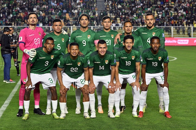 Bolivia's players pose for a team photo during the 2026 FIFA World Cup South American qualification football match between Bolivia and Ecuador at the Hernando Siles stadium in La Paz, on October 12, 2023. (Photo by AIZAR RALDES / AFP)