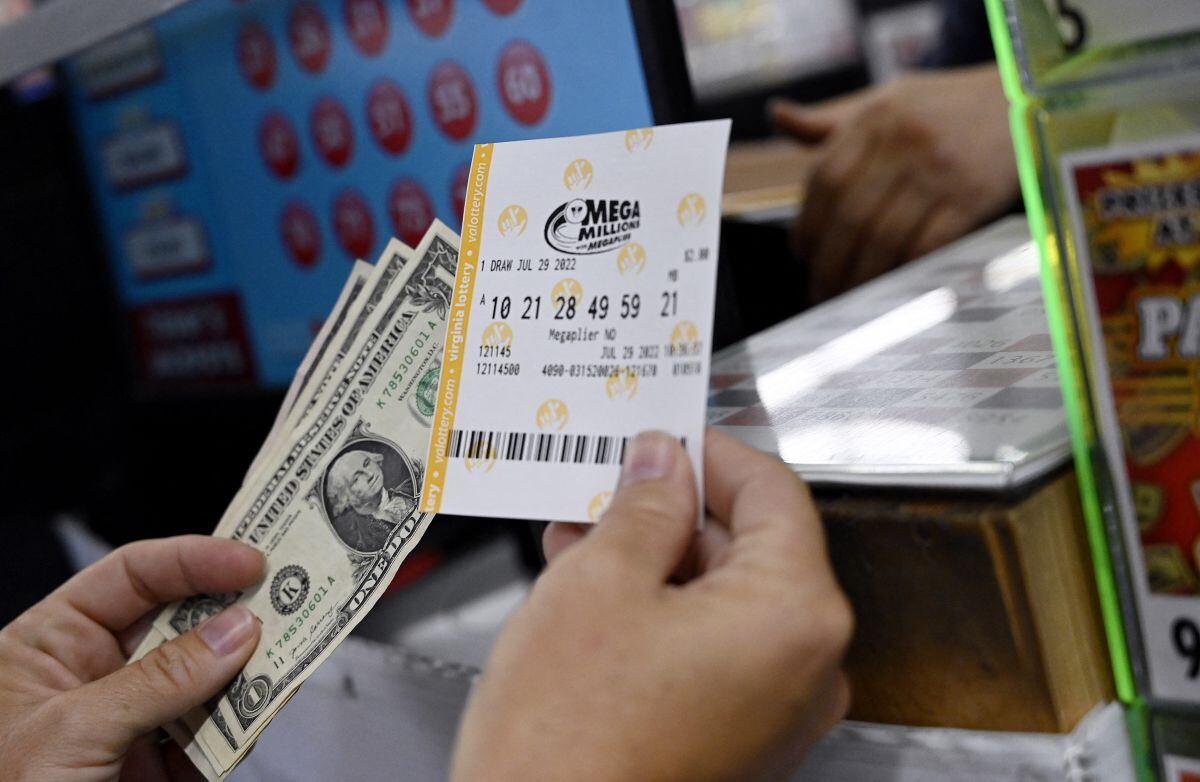 Un jugador comprando boletos de la lotería Mega Millions (Foto: AFP)