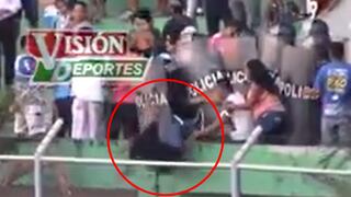Fútbol peruano: Policía tumbó un hincha de la tribuna al suelo en la Segunda