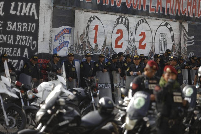 Hinchas de Alianza Lima y su aliento previo a la final con Universitario. (Foto: Julio Reaño/@Photo.gec)