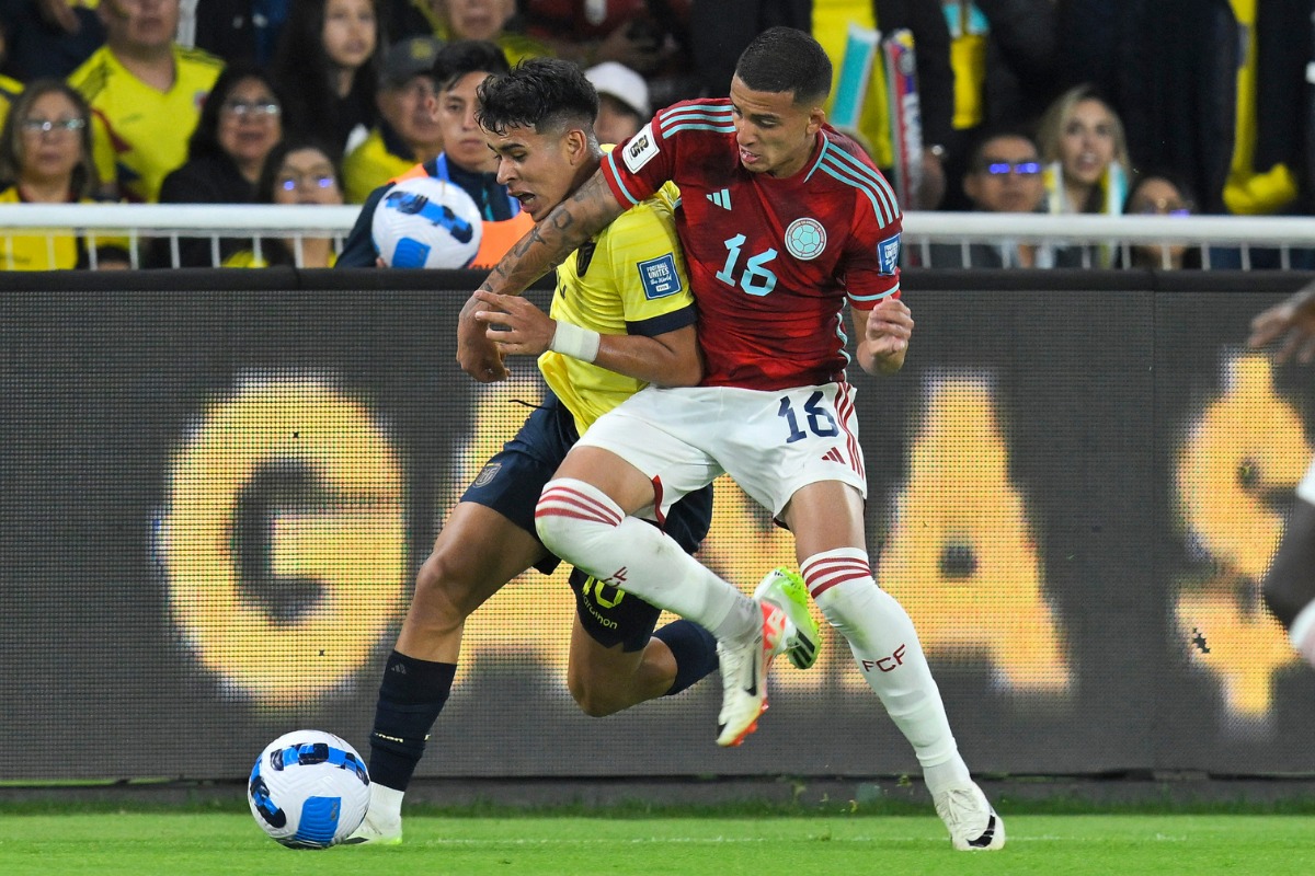 El centrocampista de Ecuador Kendry Páez (izq.) y el centrocampista de Colombia Kevin Castaño luchan por el balón durante el partido de fútbol de clasificación para el Sudamericano de la Copa Mundial de la FIFA 2026 entre Ecuador y Colombia en el estadio Rodrigo Paz Delgado de Quito, el 17 de octubre de 2023. | Crédito: Rodrigo Buendia / AFP