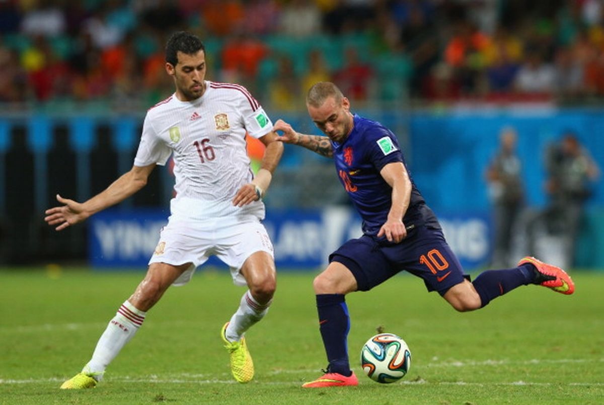 Busquets y Sneijder se enfrentaron a nivel de selecciones con España y Países Bajos. (Foto: Getty Images)