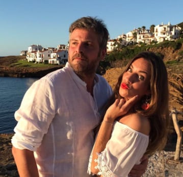 El humorista español junto a una misteriosa mujer (Foto: Raúl Cimas)