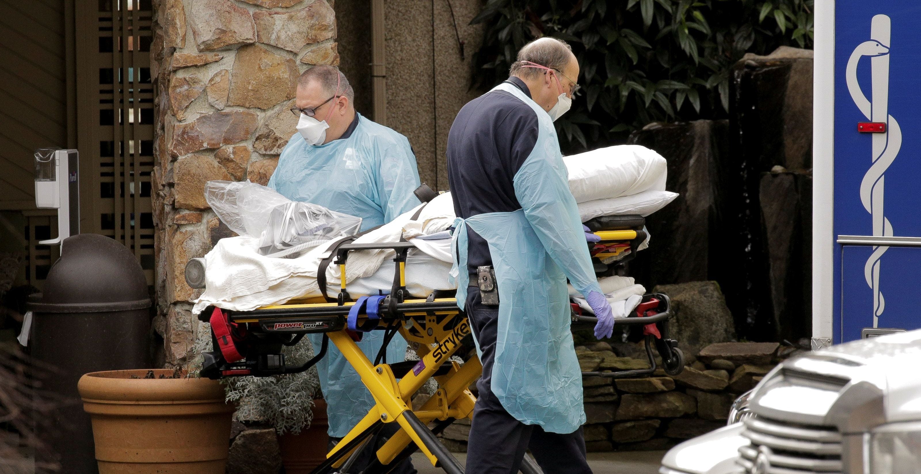 Los médicos llevan a una persona a una ambulancia en el Life Care Center de Kirkland, Estados Unidos, un centro de atención donde hay casos confirmados de coronavirus. (REUTERS / David Ryder).
