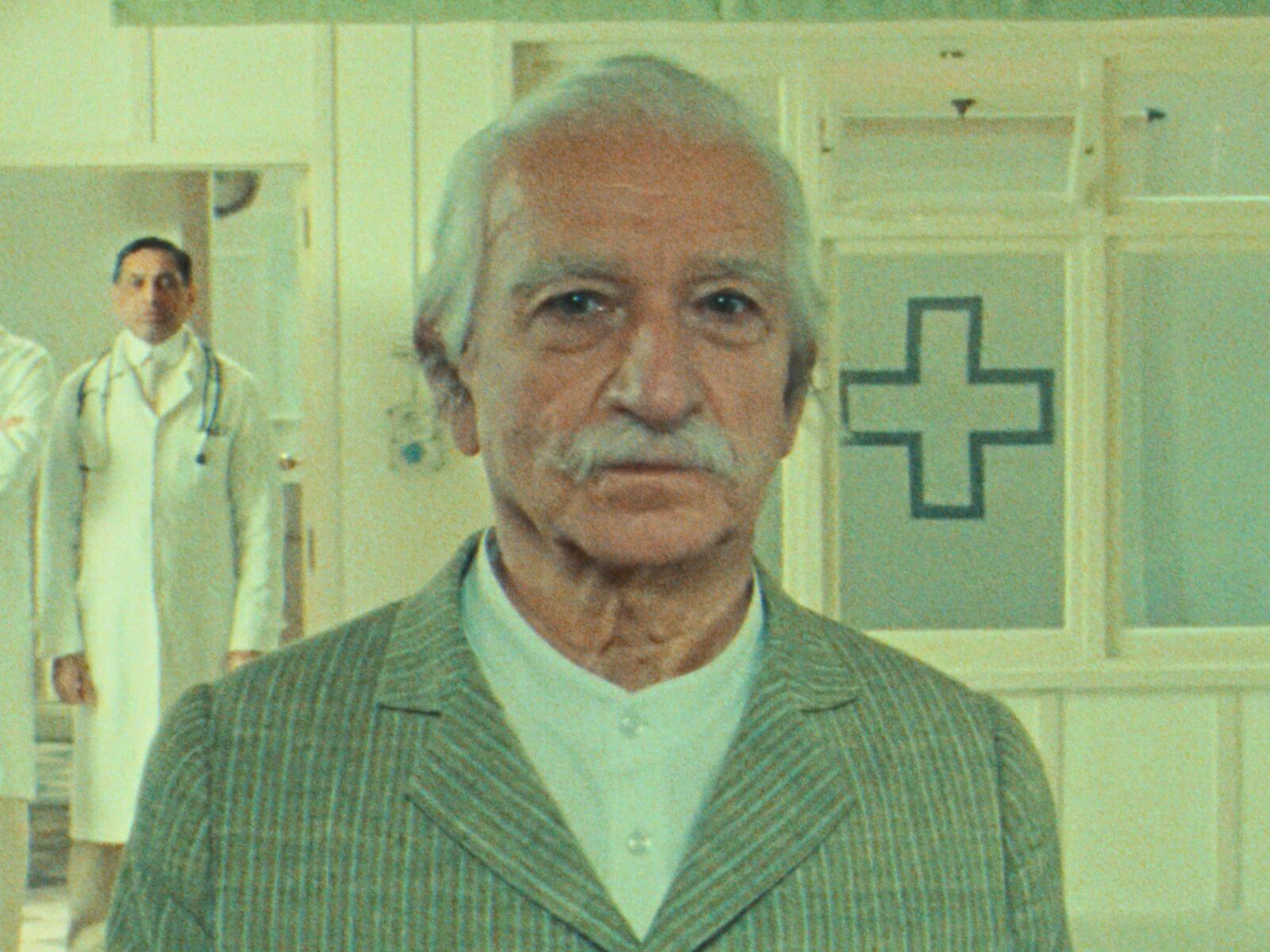 En "La maravillosa historia de Henry Sugar", Imdad Khan le pide a los médicos que cubran sus ojos para demostrar que su habilidad es real (Foto: Netflix)