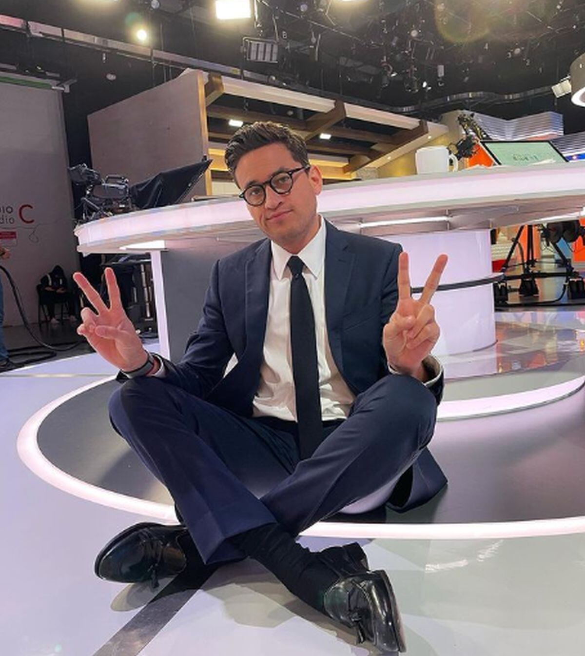 Aquí con una pose muy relajada para tomarse una fotografía en el estudio televisivo (Foto: Nacho Lozano / Instagram)