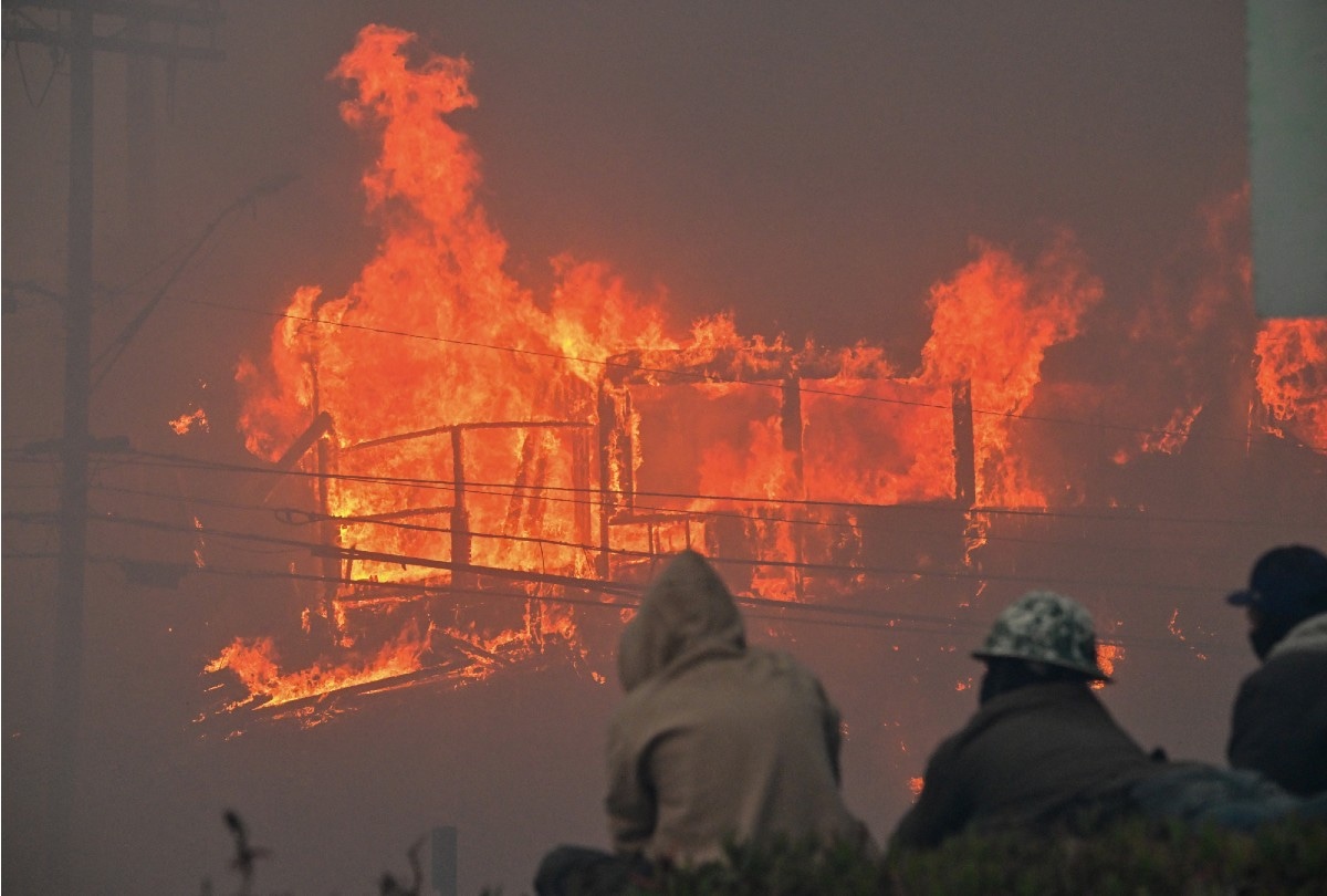 Un incendio forestal se desató en un barrio exclusivo cerca de Los Ángeles obligando a la evacuación de miles de personas. (Foto: AFP)