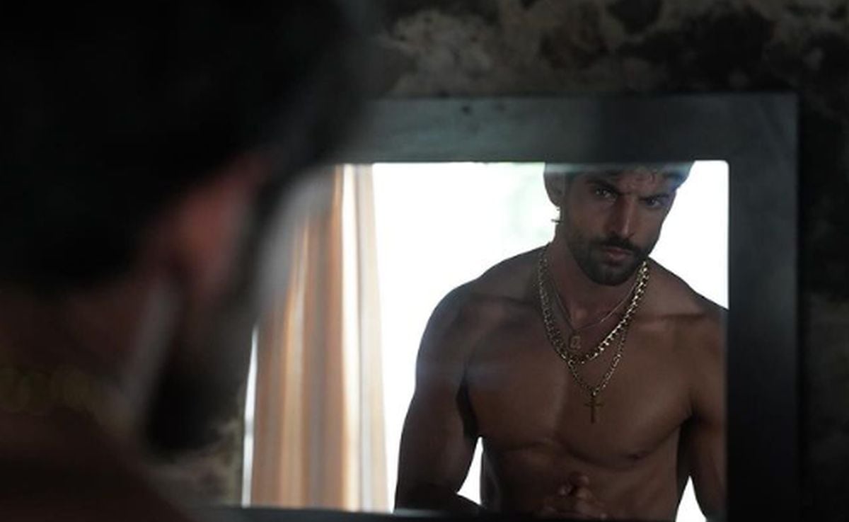 Cristian Gamero en una escena frente al espejo en "El señor de los cielos 9" (Foto: @guillermomdov / Instagram)