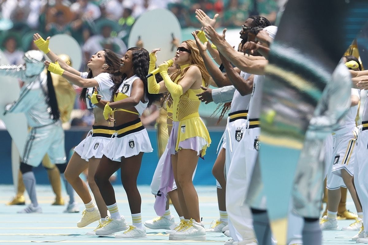 La cantante colombiana Shakira (c), se presenta este jueves, en la inauguración del Mundial de la FIFA 2026 en el estadio Ciudad de México (México). EFE/ Sashenka Gutierrez