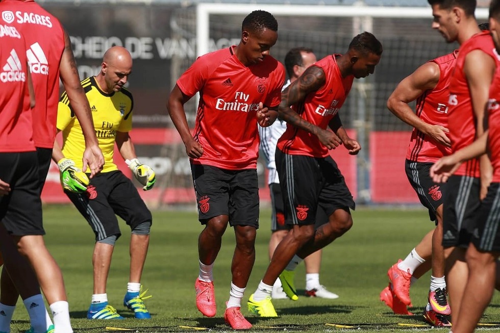 En 2016, André Carrillo fichó por el Benfica, por cinco años. Con esta camiseta registró un gran 2016: alcanzó la Supercopa de Portugal, la Liga de Primera División y la Copa de Portugal. (Foto Difusión)