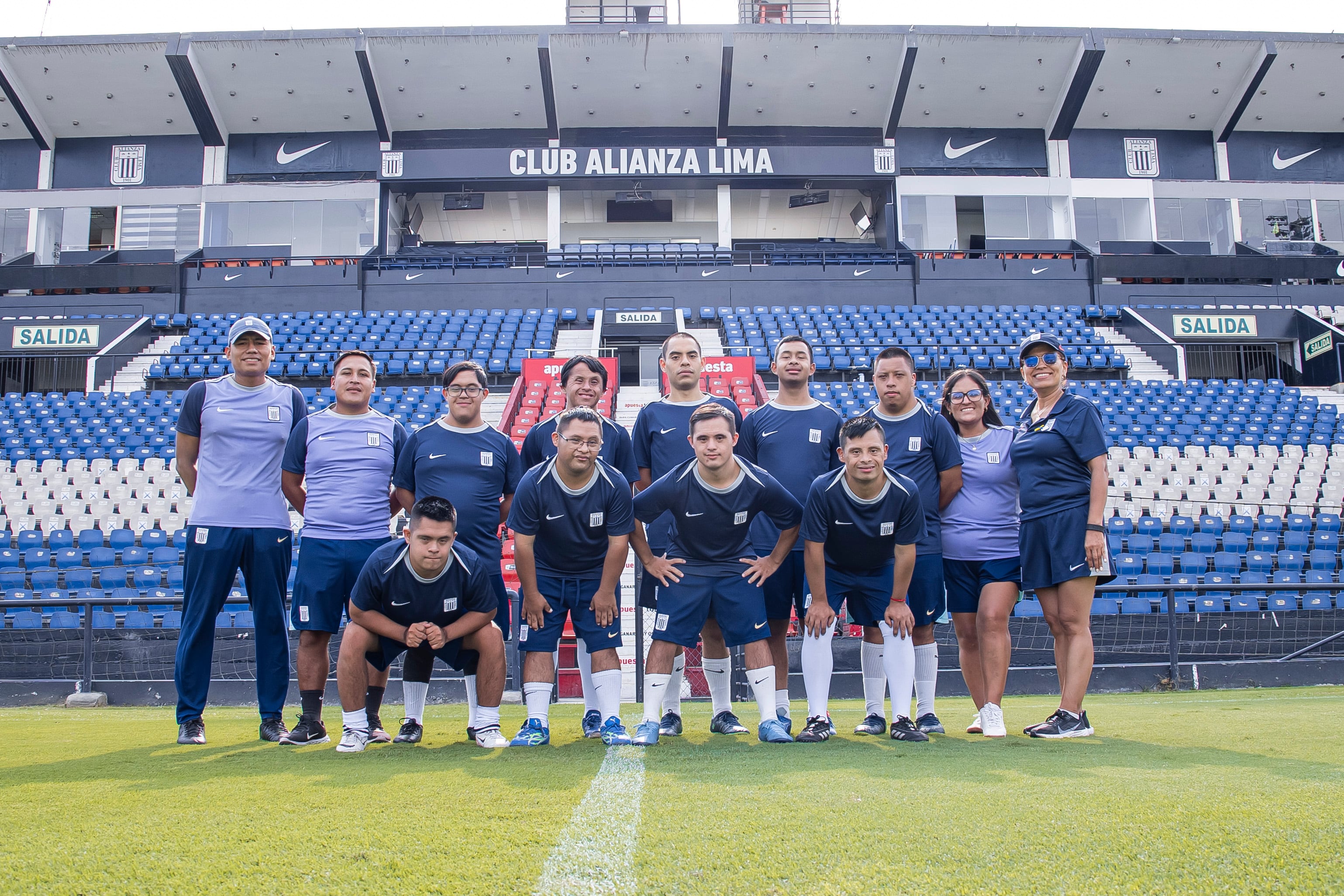 Alianza Lima celebra la inclusión con una reunión entre el primer equipo y el plantel de Futsal Down. (Foto: Prensa Alianza Lima)
