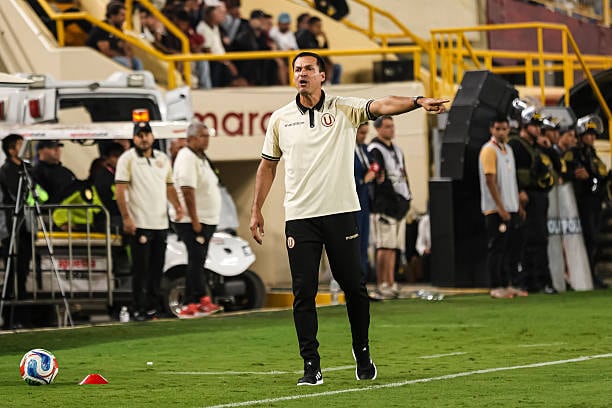 Jorge Araujo fue el técnico de Universitario en el duelo ante Deportivo Garcilaso. (Foto: Getty Images)