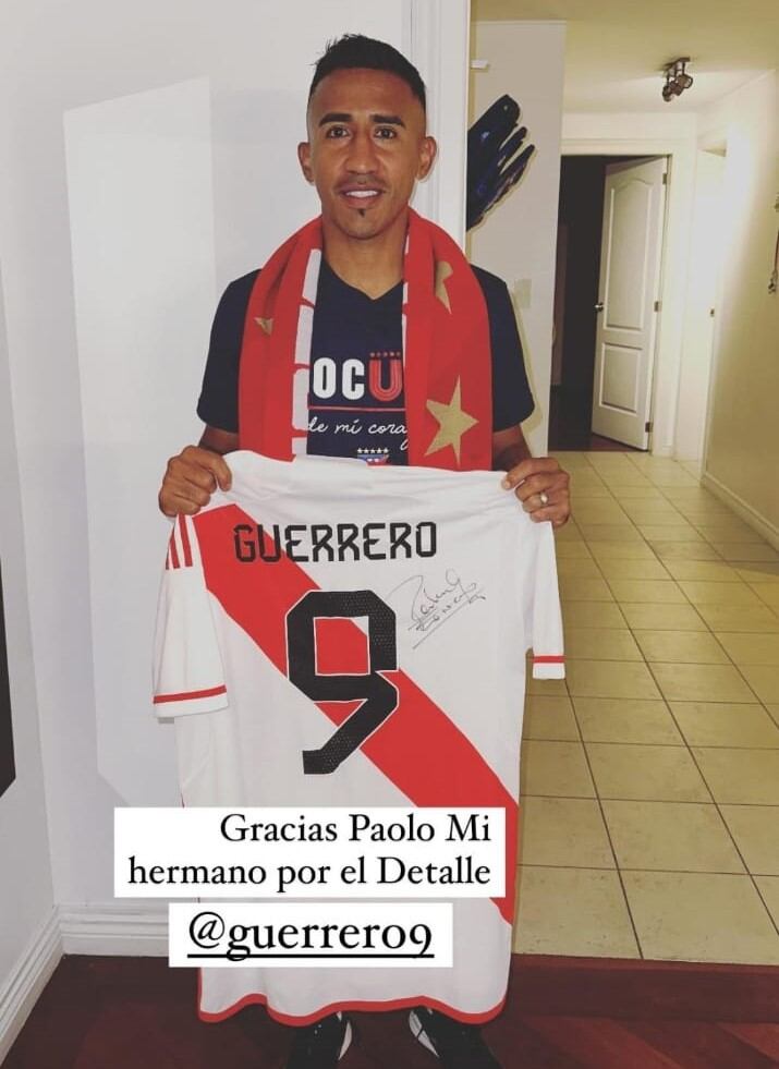 El regalo de Paolo Guerrero a un compañero de LDU. (Foto: Danny Luna)