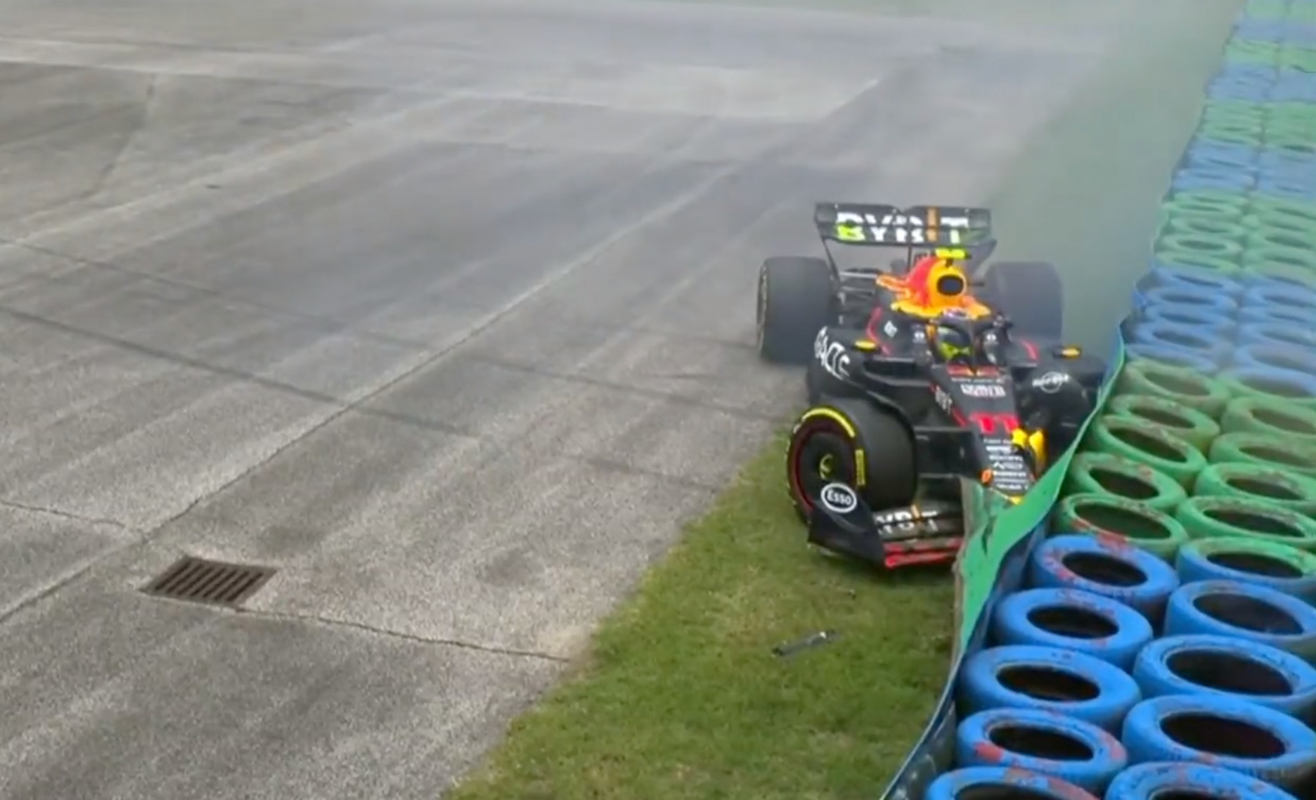 Checo Pérez se accidenta en la P1 del GP de Hungría. (Captura de Pantalla)