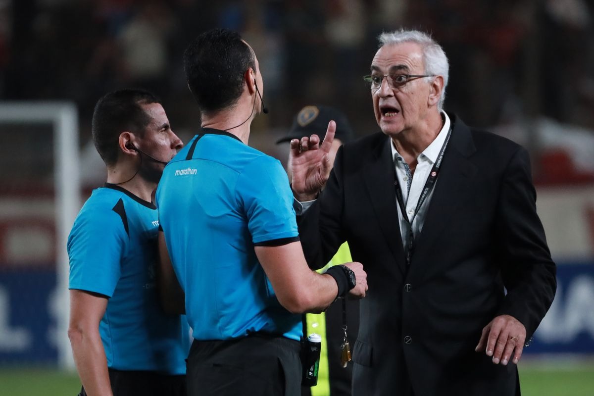 Universitario formalizará reclamo a la CJ de la FPF por goles anulados, veto a Alarcón y terna extranjera. (Foto: EFE)