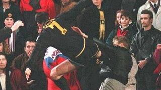 Manchester United: hoy se cumplen 21 años del patadón de Cantona !a un hincha!