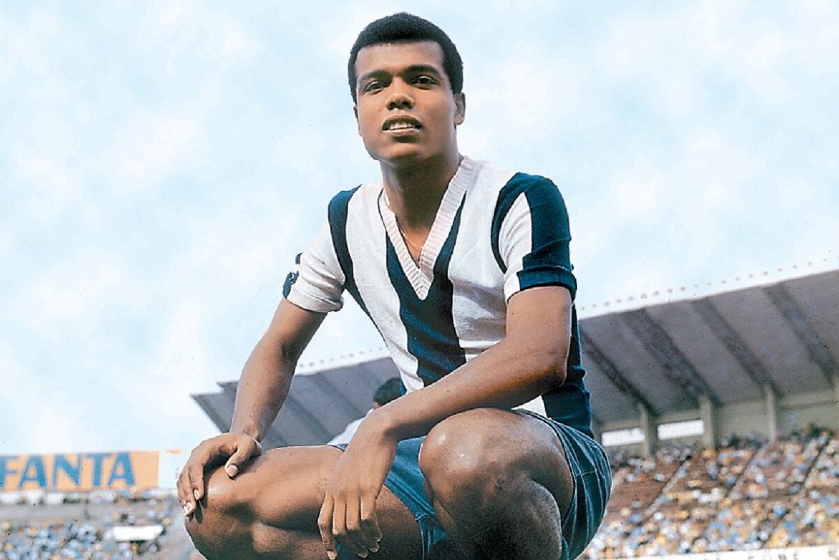 Teófilo Cubillas vistiendo la camiseta de Alianza Lima. (Foto: GEC Archivo Histórico)