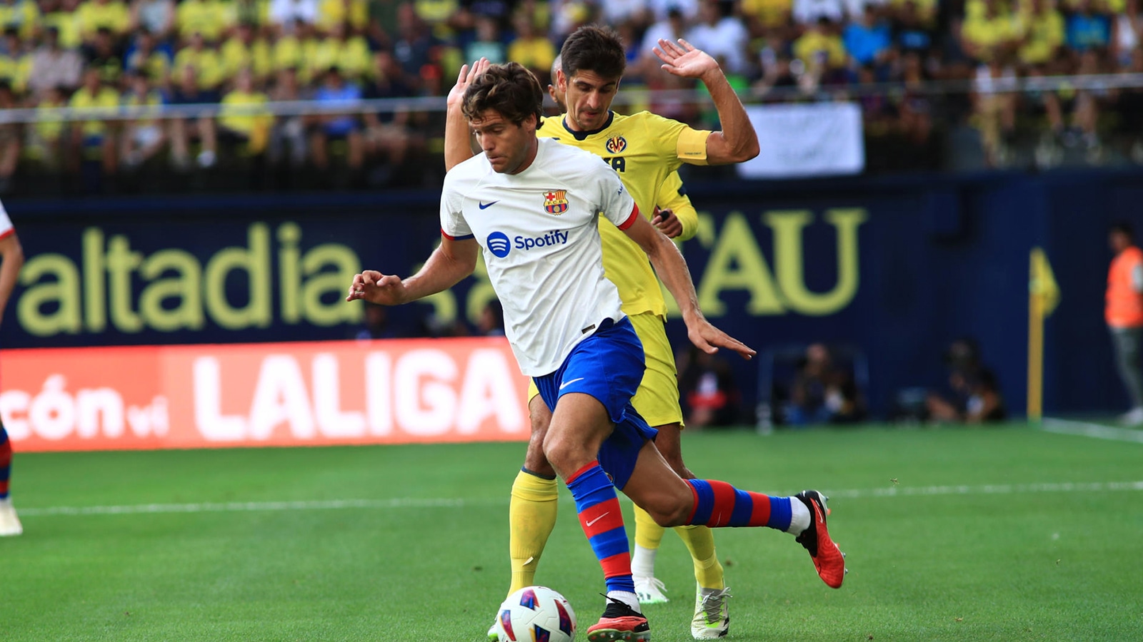 Los dirigidos por Quique Setién reciebn al cuadro liderado por Xavi. (Foto: EFE)
