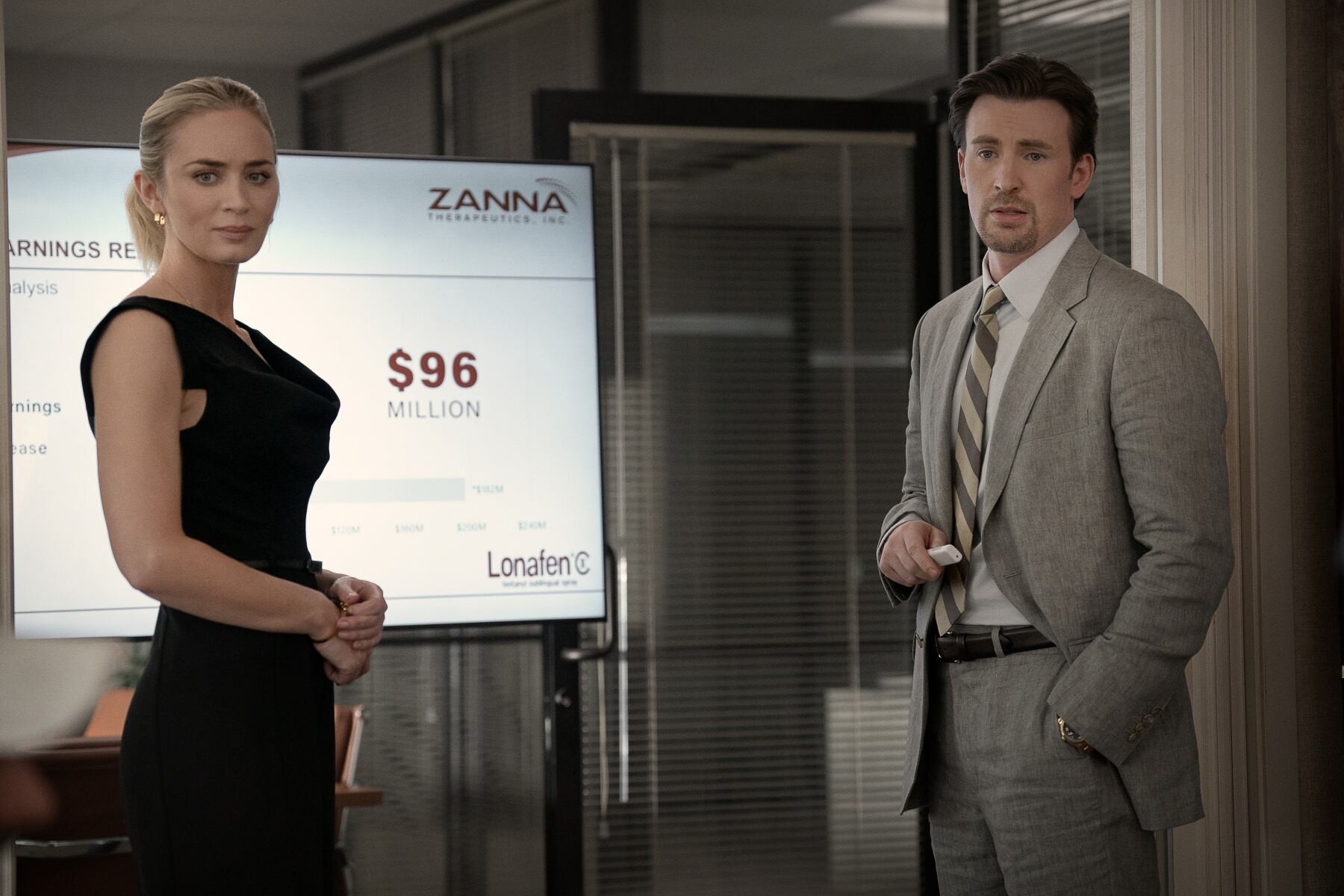 Emily Blunt como Liza y Chris Evans como Brenner en la película "El negocio del dolor" ("Pain Hustlers") (Foto: Netflix)