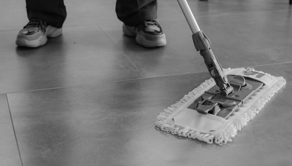 El agua de cocción de las papas se volverá tu gran aliada para limpiar el piso. (Foto: Tima Miroshnichenko / Pexels)